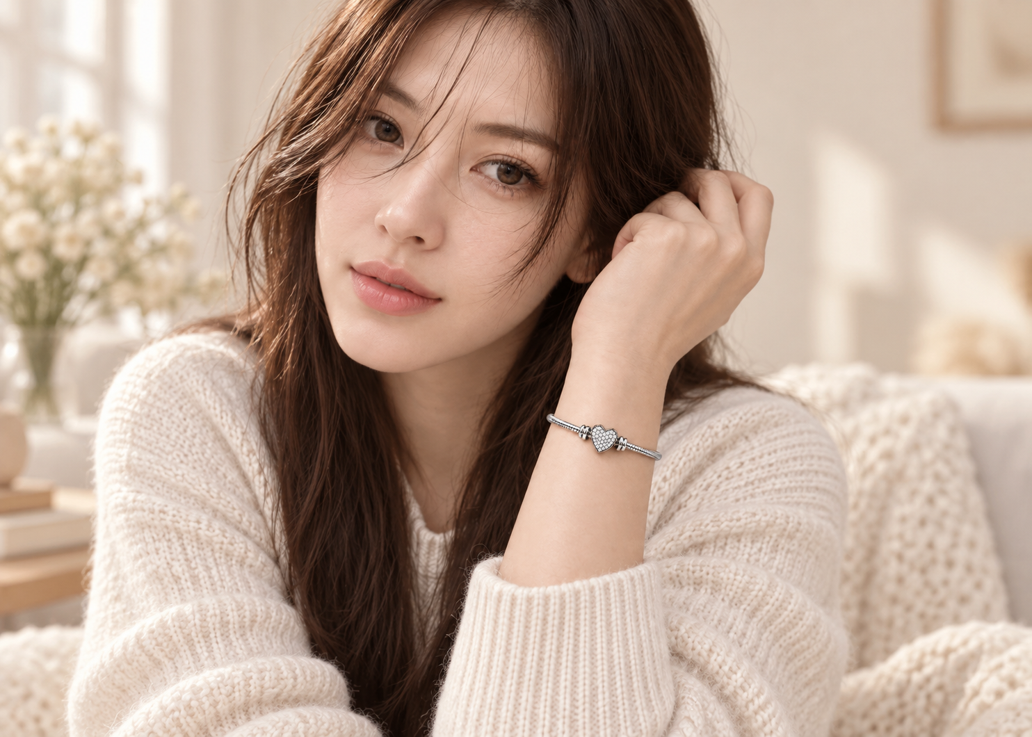 Người mẫu đeo vòng tay MOORA HEART trên cổ tay